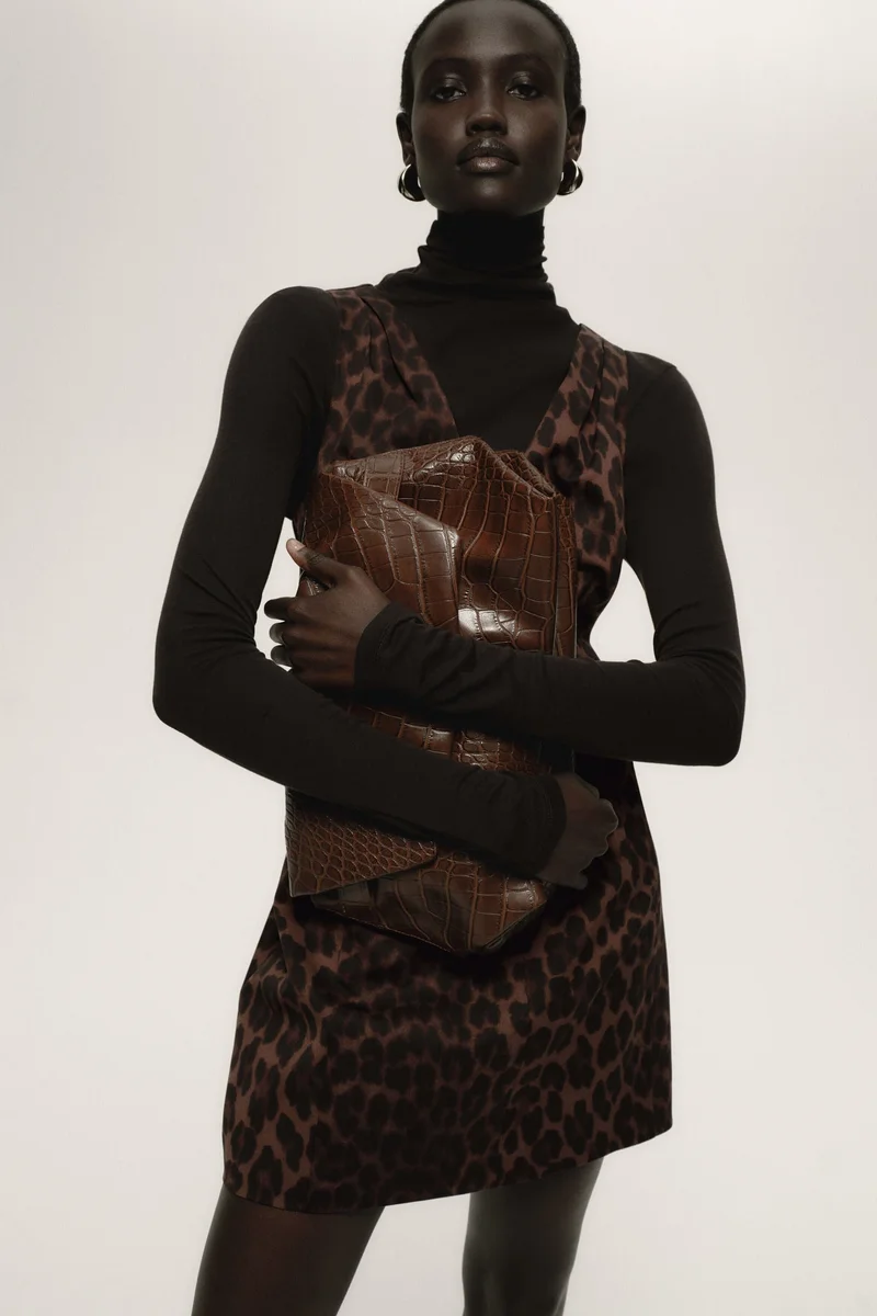 اتش اند ام فستان بخصر محدد وقبة V